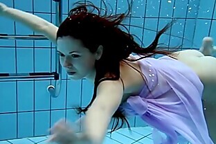 Aneta shows her gorgeous body underwater 7 min